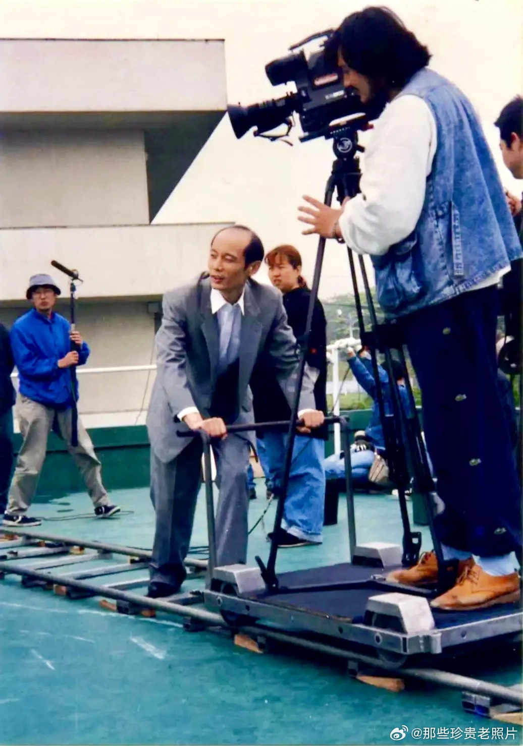 1996年《上海人在东京》拍摄现场的葛优 