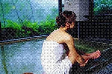 近日，一女子在游泳馆内连续一个月偷拍多名女生洗澡照片，发给丈夫“欣赏点评”，这对