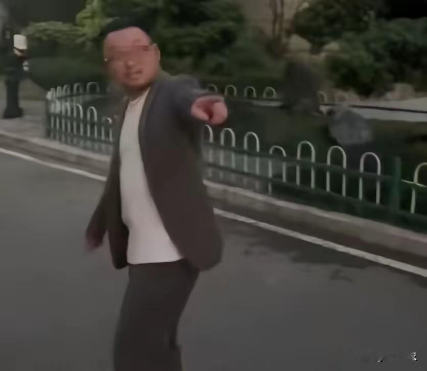 重庆那眼镜男打人的视频
看得人血压直飙
穿尖头皮鞋往女子下腹
部猛踹，把人踢得满