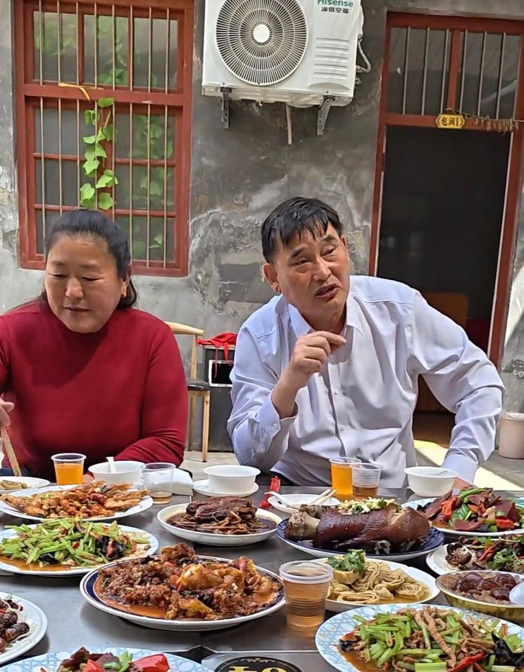 大衣哥5月份商演排期较满，多年后翻红不涨价，仍然是10万块3首歌。

经理人告知