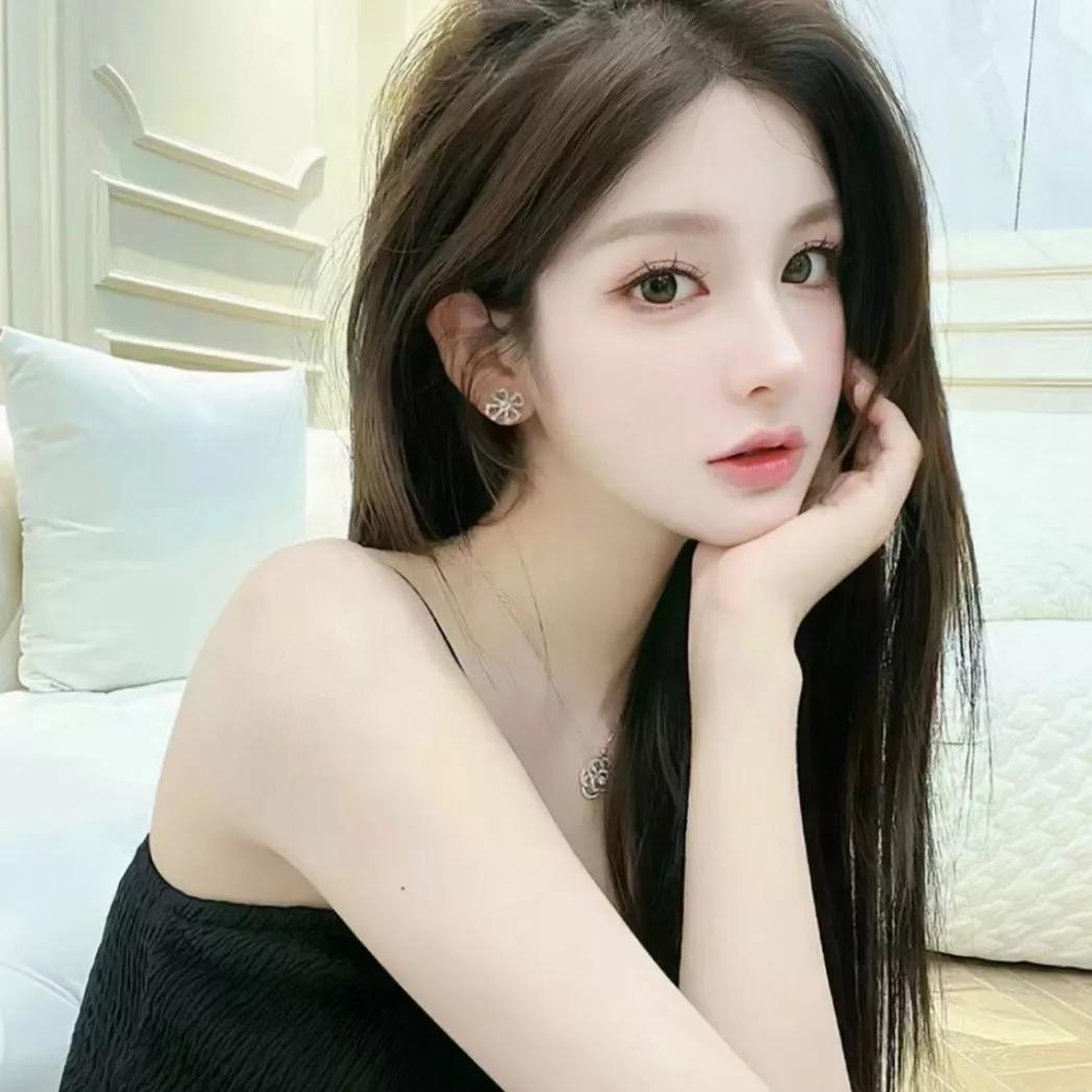 沉静如水的少女，优雅地倚靠在白色沙发上温柔白裙少女 淡雅少女 温柔白裙写真 温柔