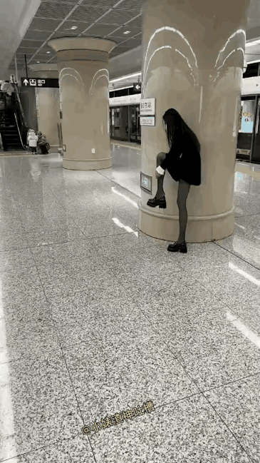 我觉得她们是两夫妻，
你觉得呢？