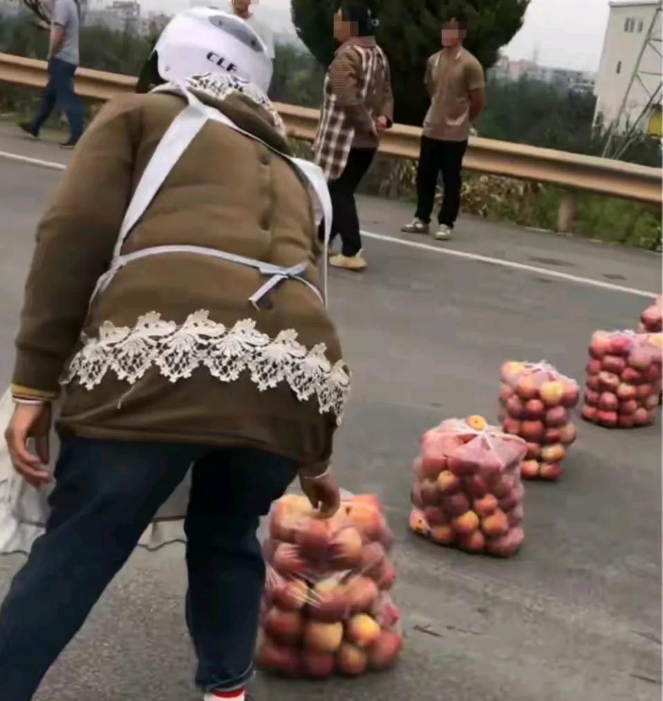 云南，一些果农把苹果摆成一排，直接堵在了公路上，让开车路过的司机不得不停下来。果