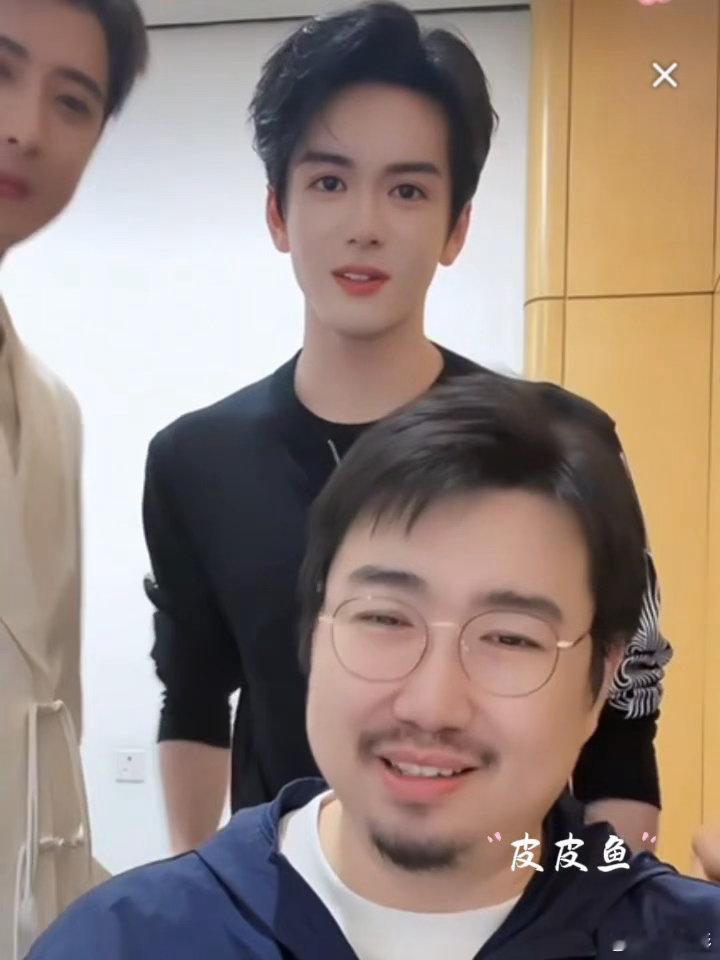 从哪里开始是曾舜晞曾舜晞天生自带大眼buff，一双眼睛澄澈又无辜，妥妥大眼萌物，