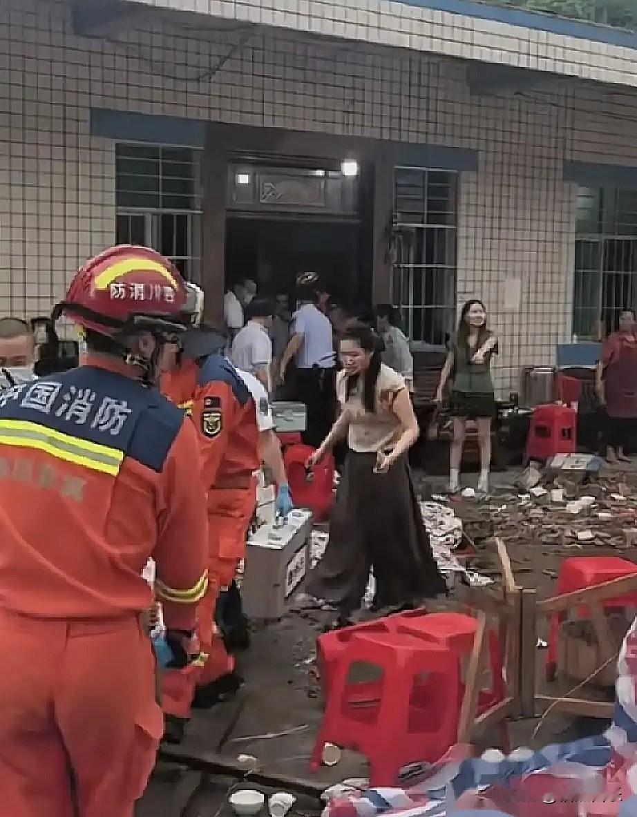 那场升学宴女儿墙倒塌后续来了，

17个伤者的医药费，当局倒是大包大揽给垫上了，