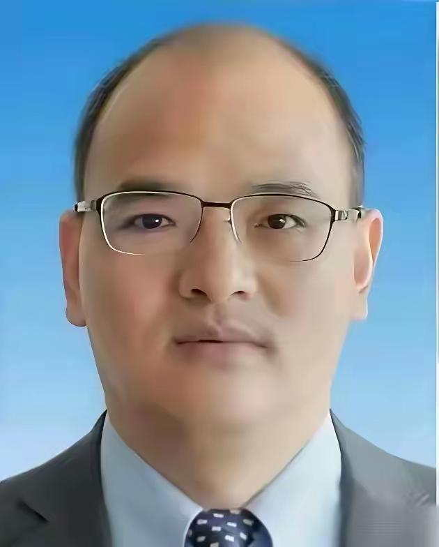 法兰克福机场公务舱休息室，一场酒局刚散场。
7个央企出差干部，6个人喝得东倒西歪