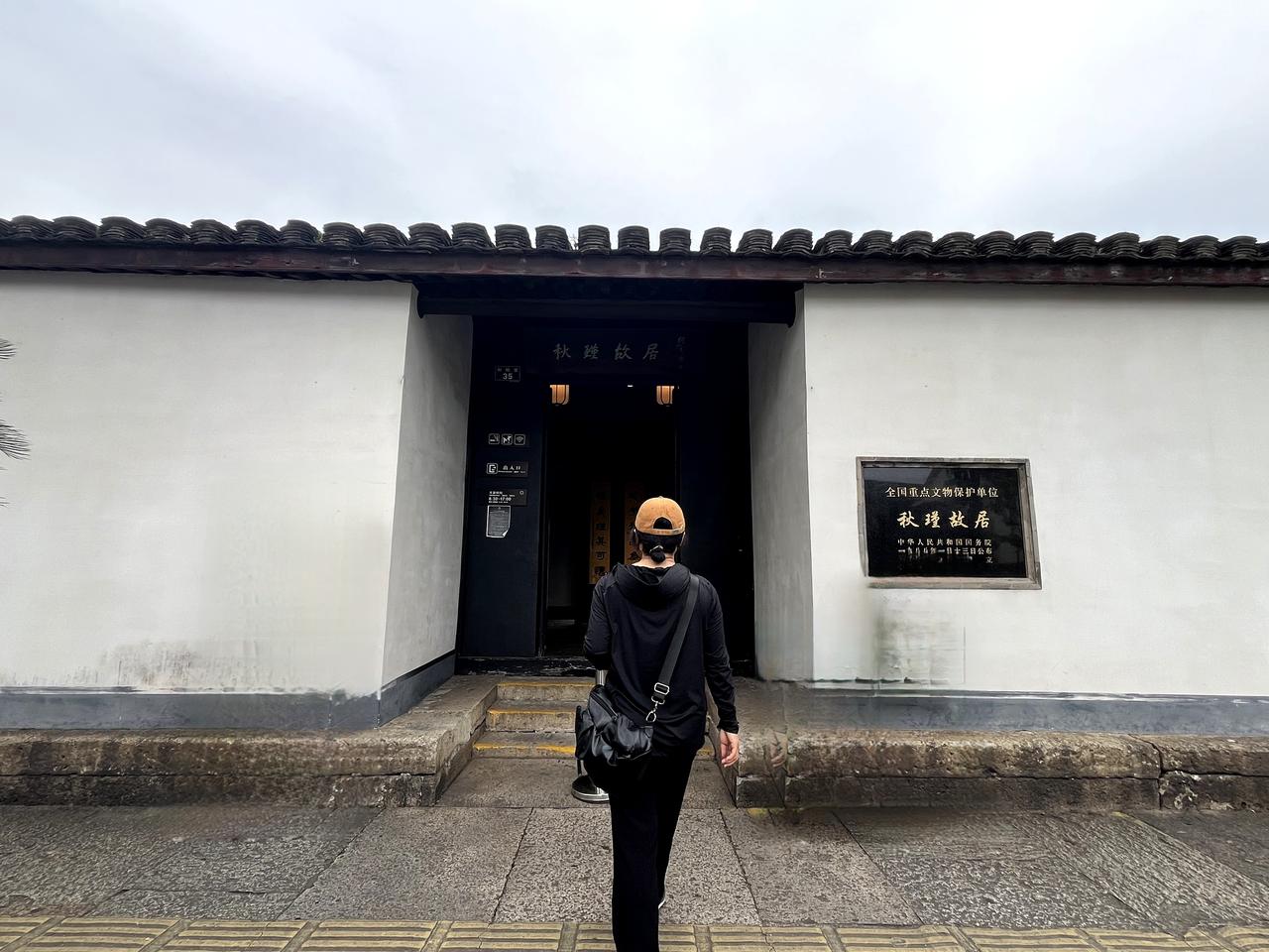 【原创】
"‌不惜千金买宝刀，貂裘换酒也堪豪。一腔热血勤珍重，洒去犹能化碧涛‌"