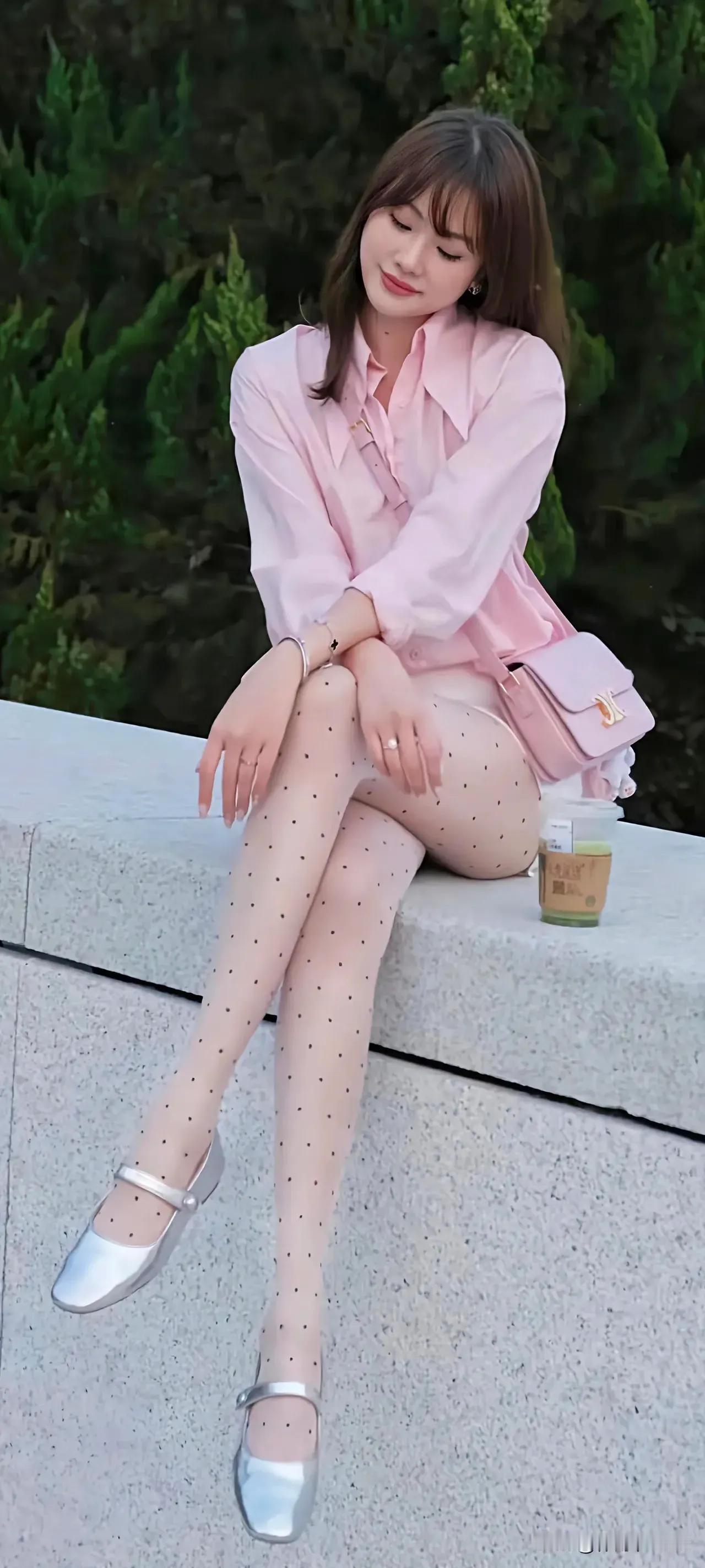 粉色系少女和白色长裙美女