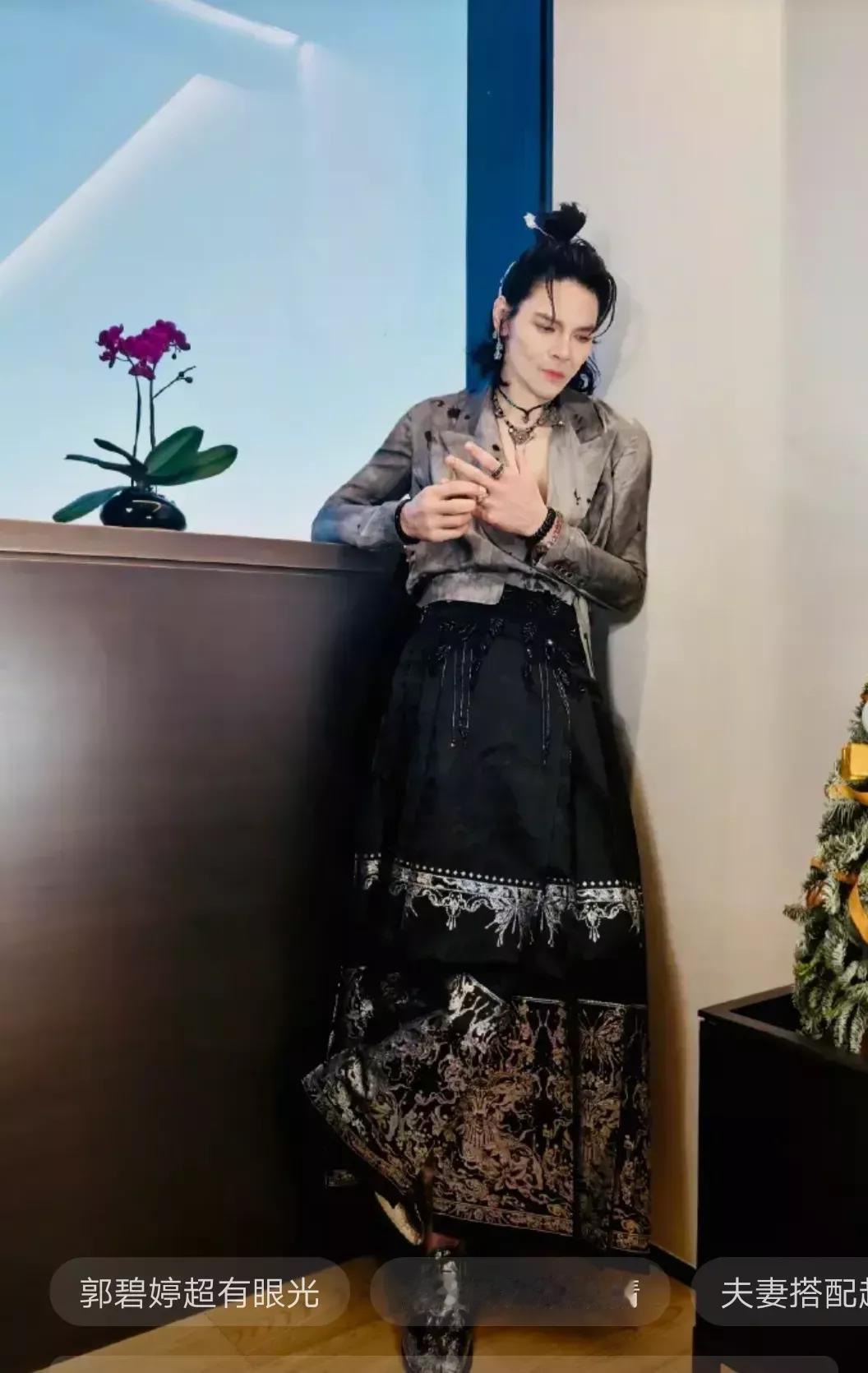 向佐这是抽的什么风
大家说向佐穿的马面裙怎么样？