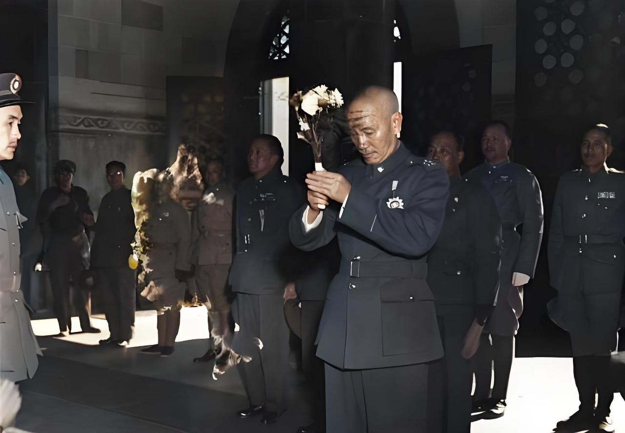 1949年1月，局势对国民党愈发不利，败势渐显。16日这天，蒋介石来到中山陵，身