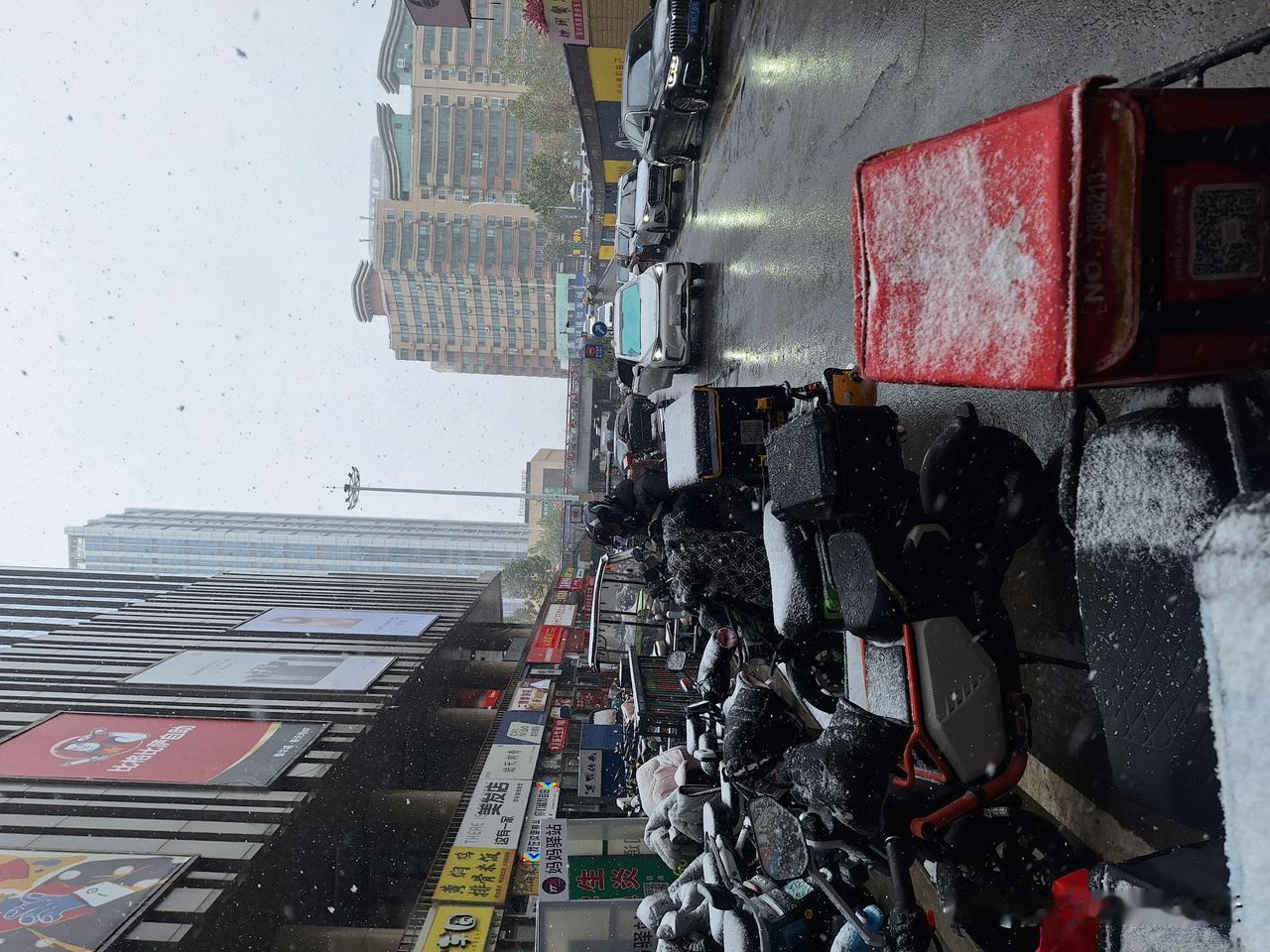 下着大雪，我问几个外卖小哥，“为啥不停下来欣赏沿途的曼妙雪景？”他们说，“人家是
