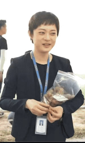 孙俪并不是因为眼突才难看，她是难看在发型上了！  这个短发跟她早年的短发很不一样