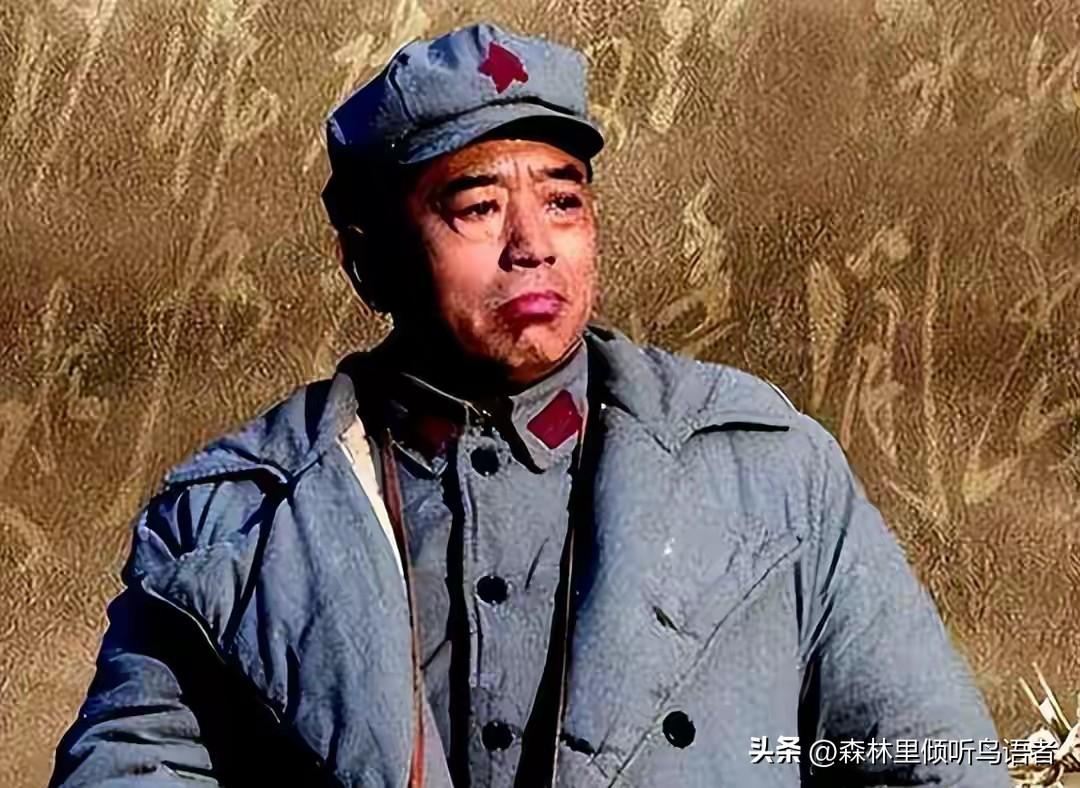 1948年3月1日，在瓦子街，打扫战场的战士，在一处炸塌的掩体后方找到一具遗体。