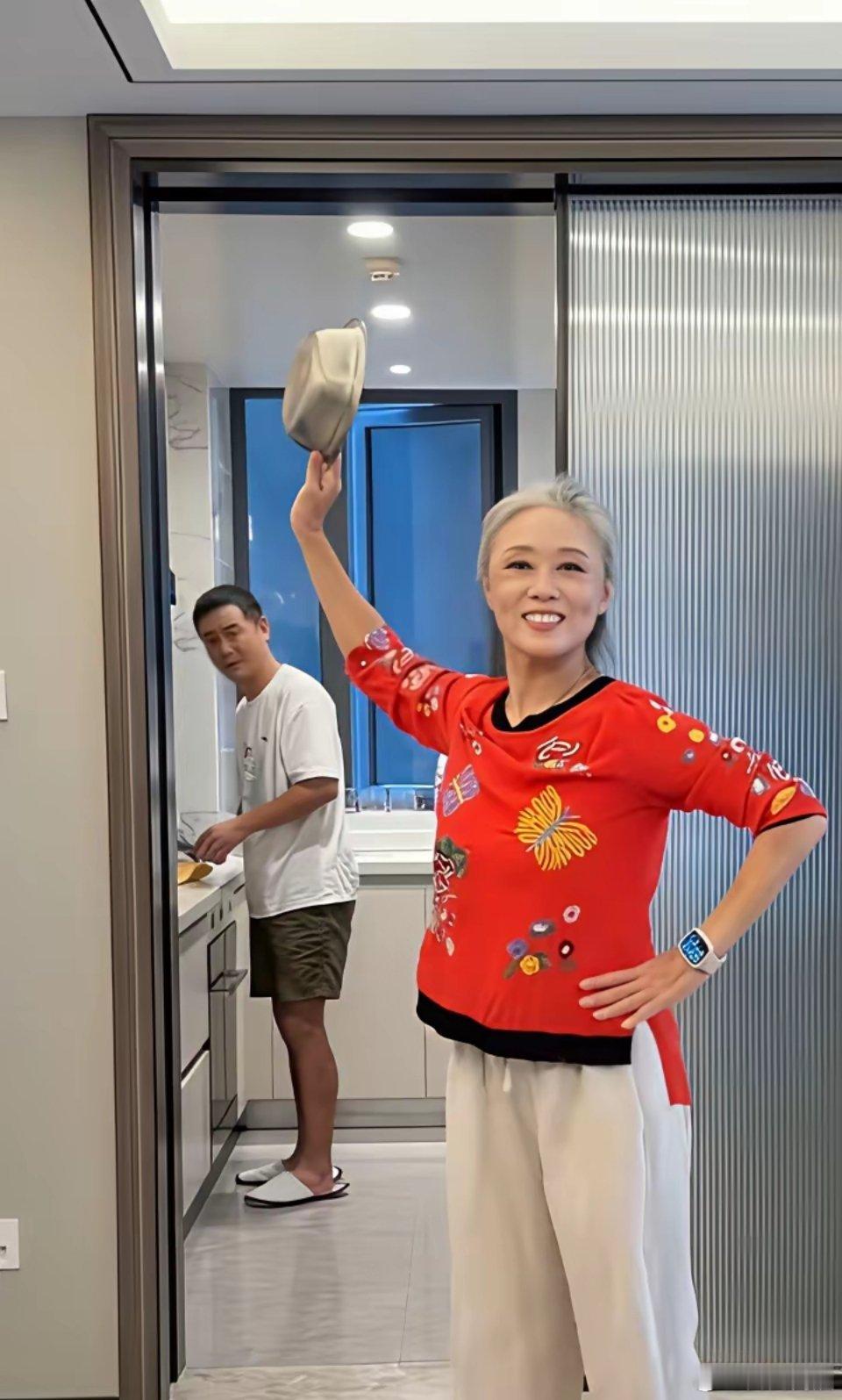 吴琼嫁给了小自己很多的老公，事实证明，她选择是对的，看她现在有多幸福，老公在做饭