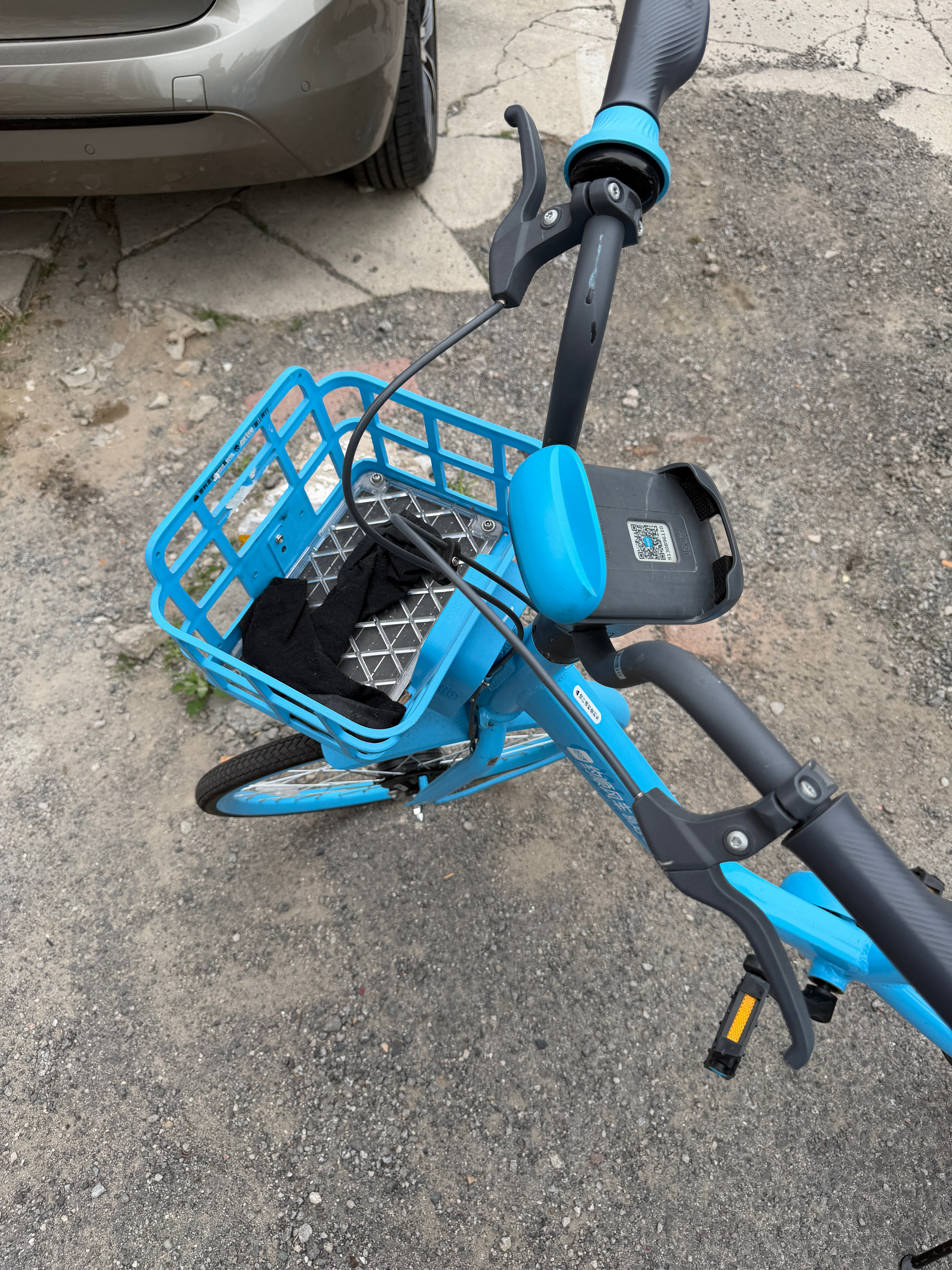 骑共享单车 随机赠送一双袜子