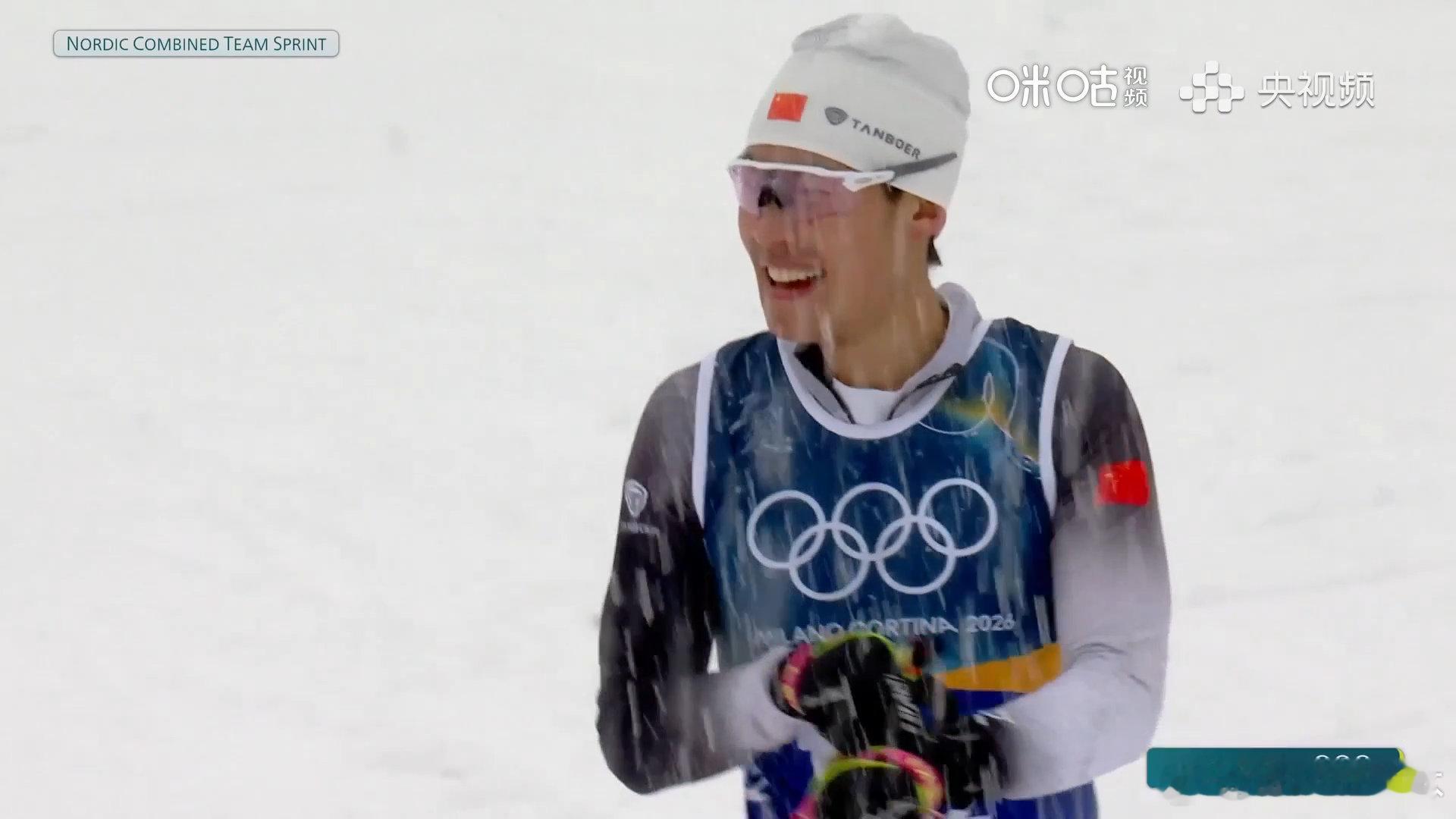 赵嘉文赵子贺团体短距离完赛米兰冬奥会北欧两项团体短距离大雪中进行，中国队赵嘉文、