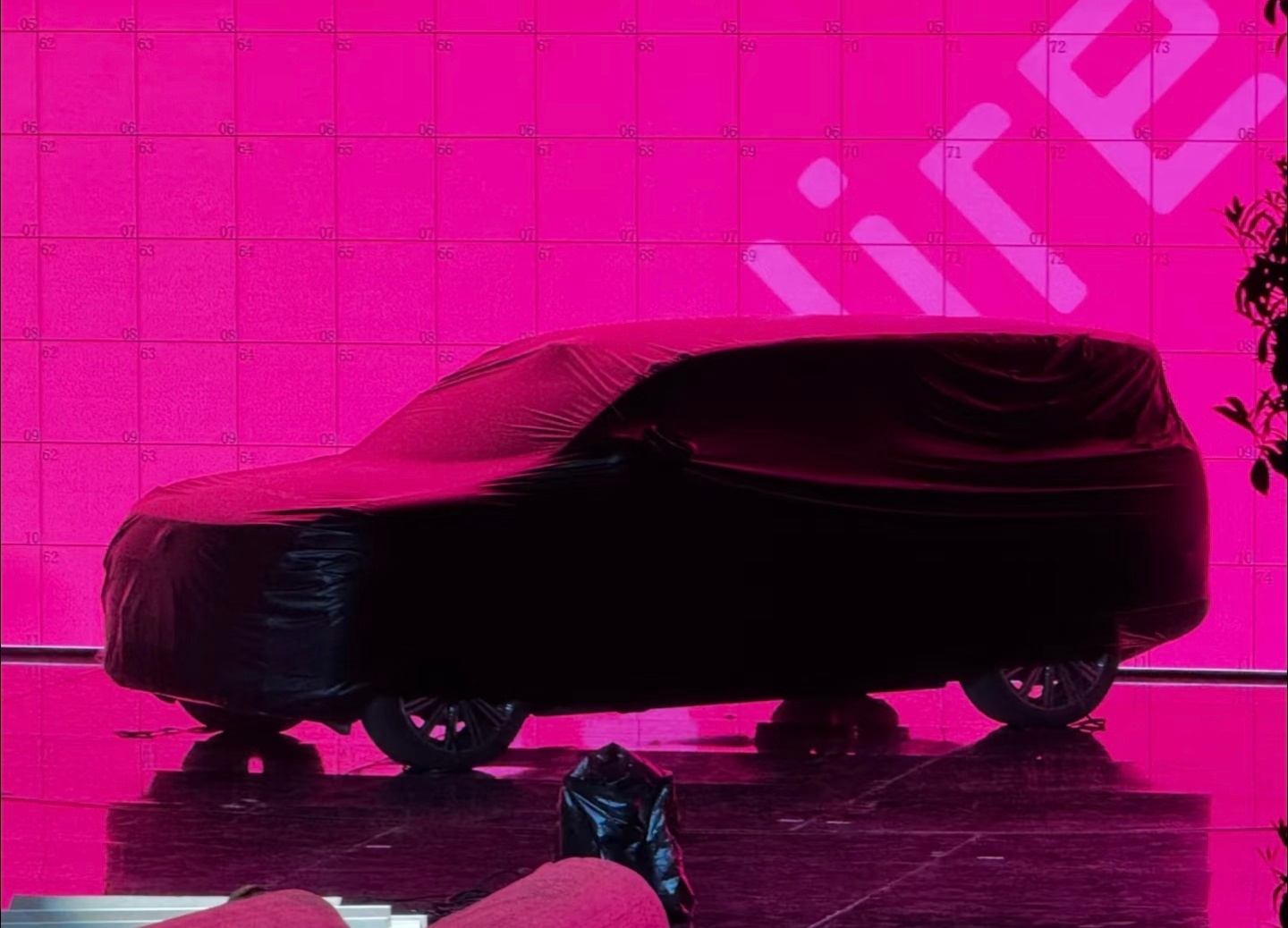 路虎神行者尺寸真的很大这应该就是实车了犹抱琵琶半遮面FREELANDER神行者F