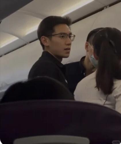 最近香港的一位医生火了。

不是因为他在飞机上抢救了晕厥的乘客，

而是因为，作