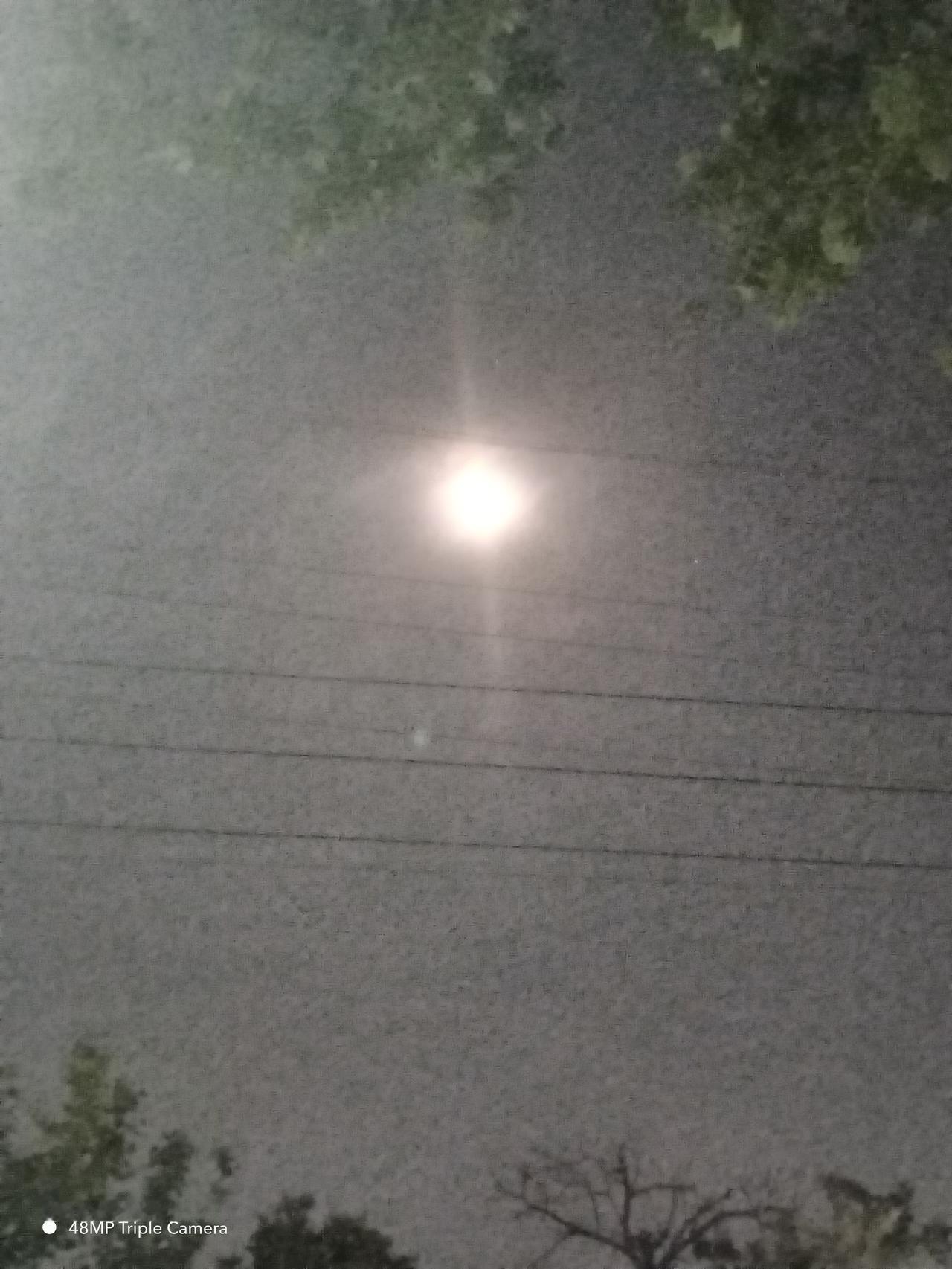 给大家分享一张我拍的自然风景照。照片里是夜晚的星空，月亮高悬，像一首悠远的诗，美