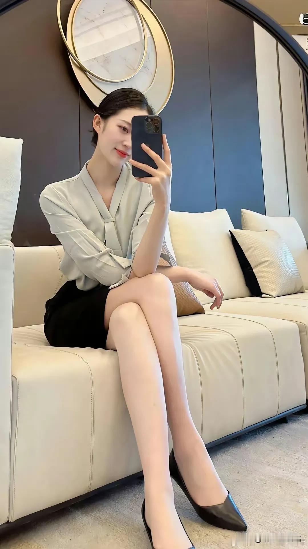 超级气质美女家中自拍照，好无美颜修饰