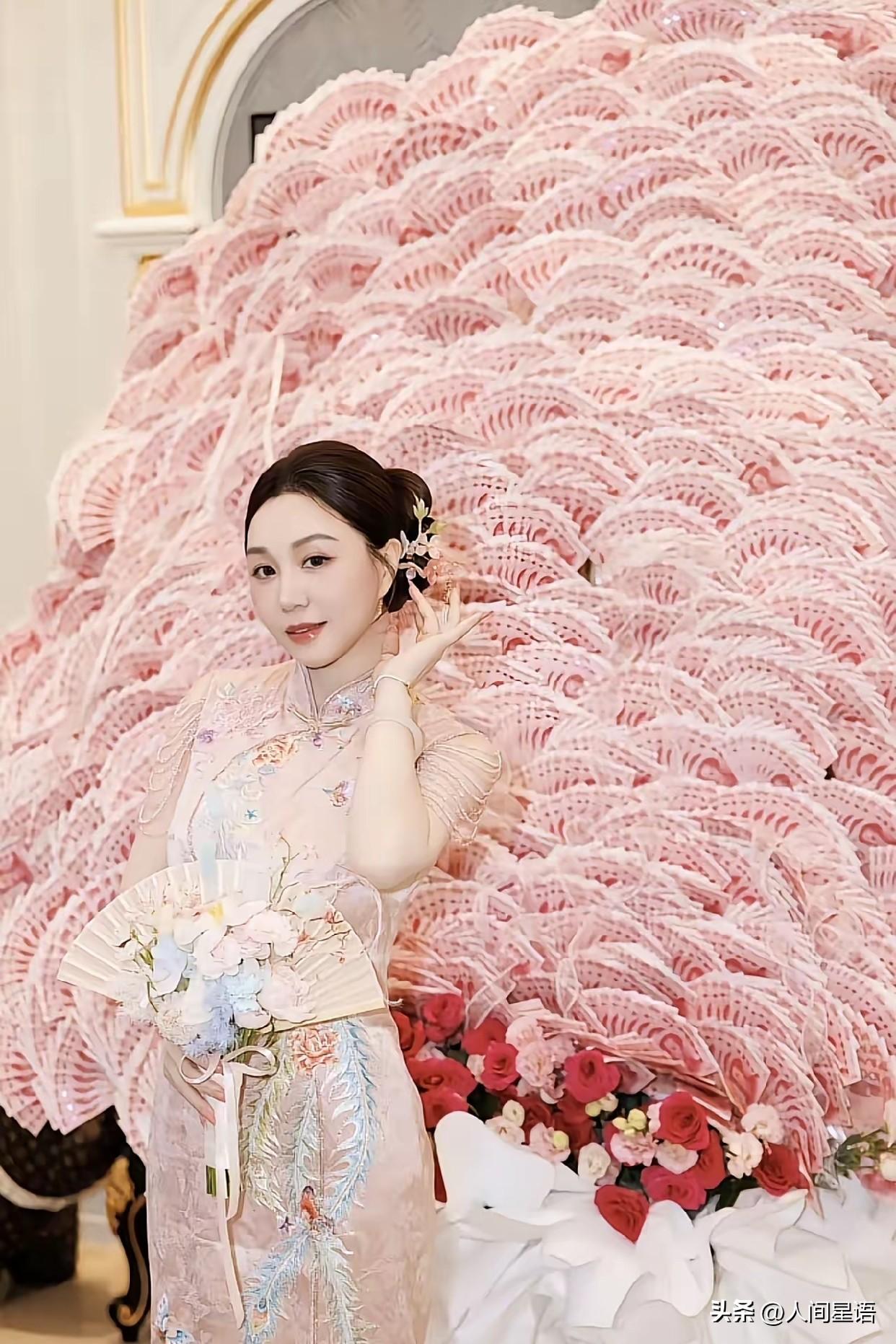 你见过生日花束是满墙的人民币吗？

7月10日，周大生老板娘在社交平台晒出自己4
