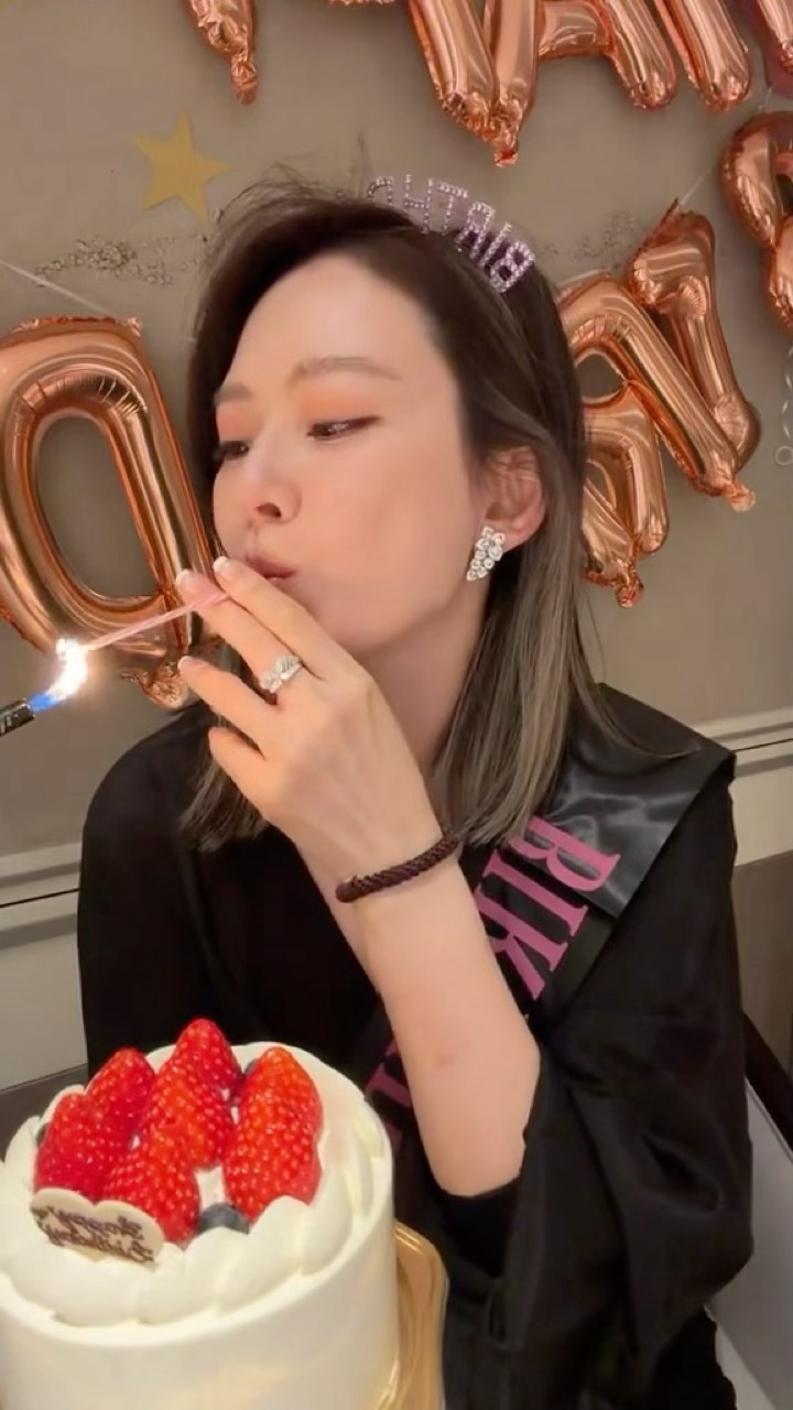 让我们一起祝刘硬炮女士生日快乐🎂 