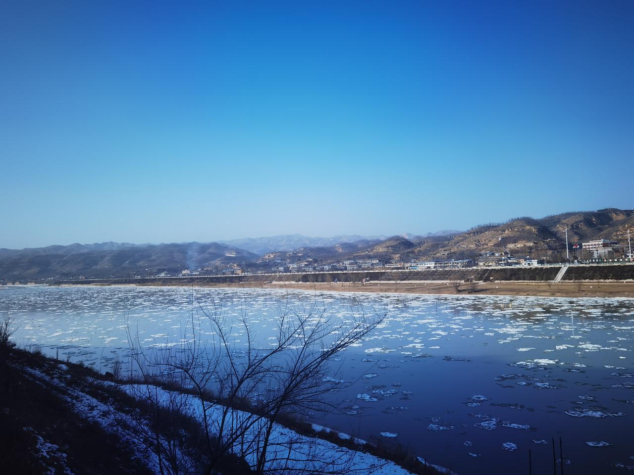 黄河水面飘着特别多的冰块