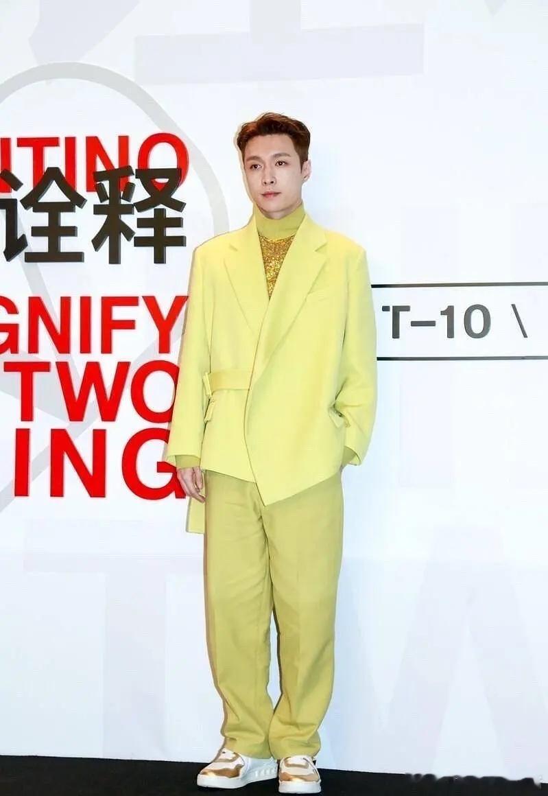 粉丝看完张艺兴的身材比例都要哭出声了 ​​​