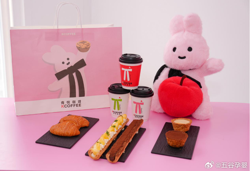 【肯悦咖啡“肯小兔蛋挞研究所”快闪店】近日，肯悦咖啡打造的“肯小兔蛋挞研究所”限