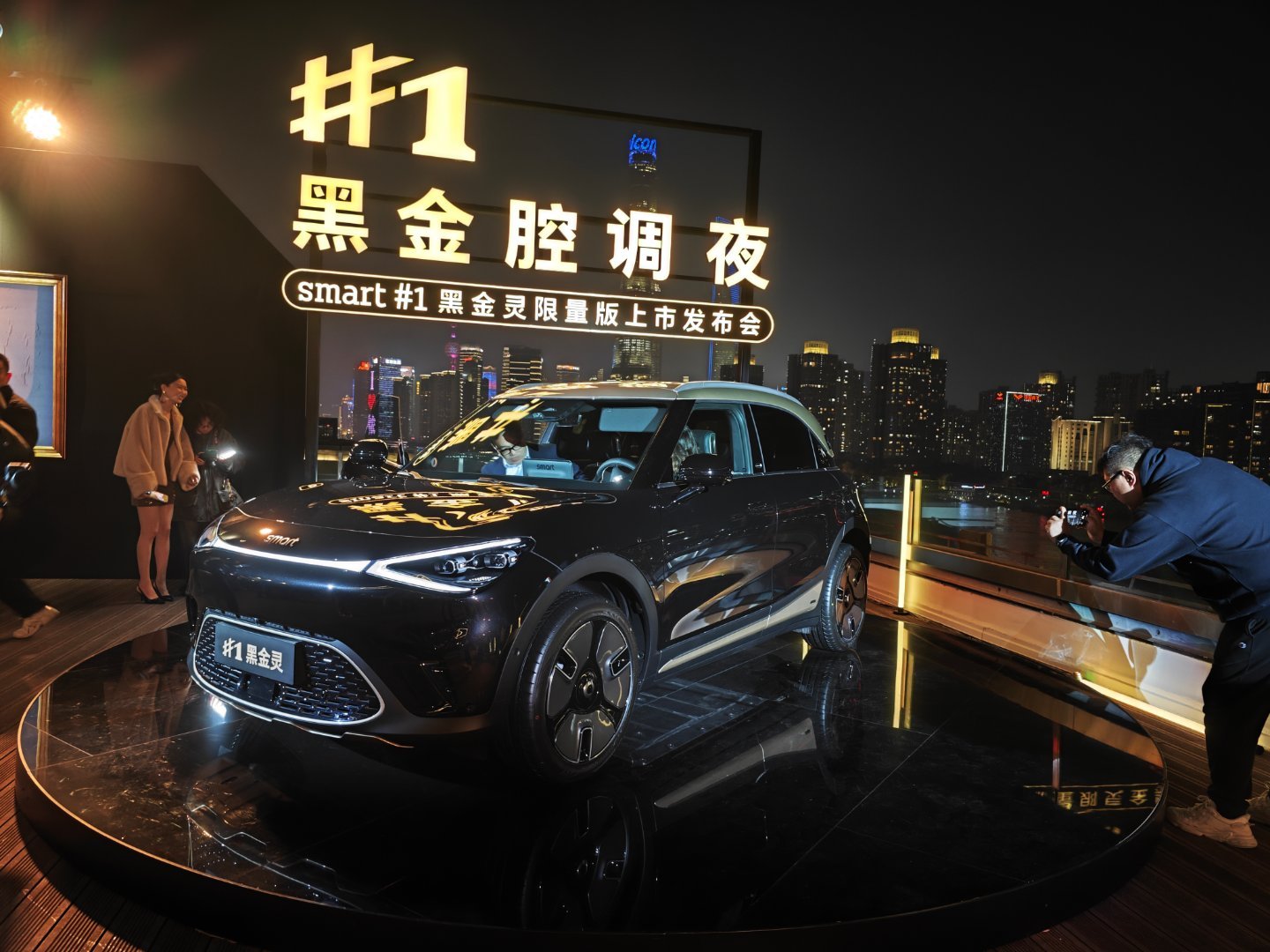 smart精灵1号黑金灵限量500台21.99万起在夜色之下，黑和金的映衬格外有