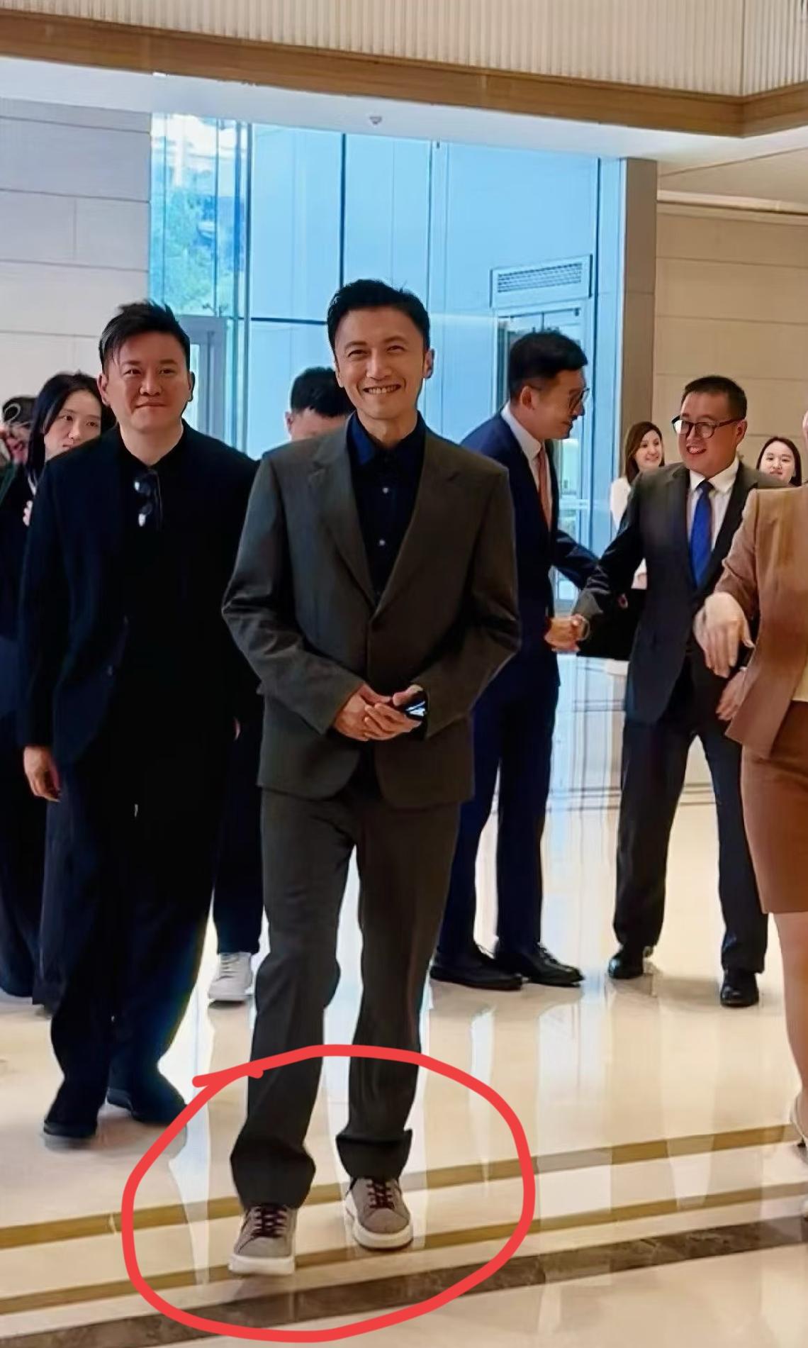 我能接受谢霆锋45岁了，
也能接受他和王菲的恋情了，
但是我真的无法接受，作为大