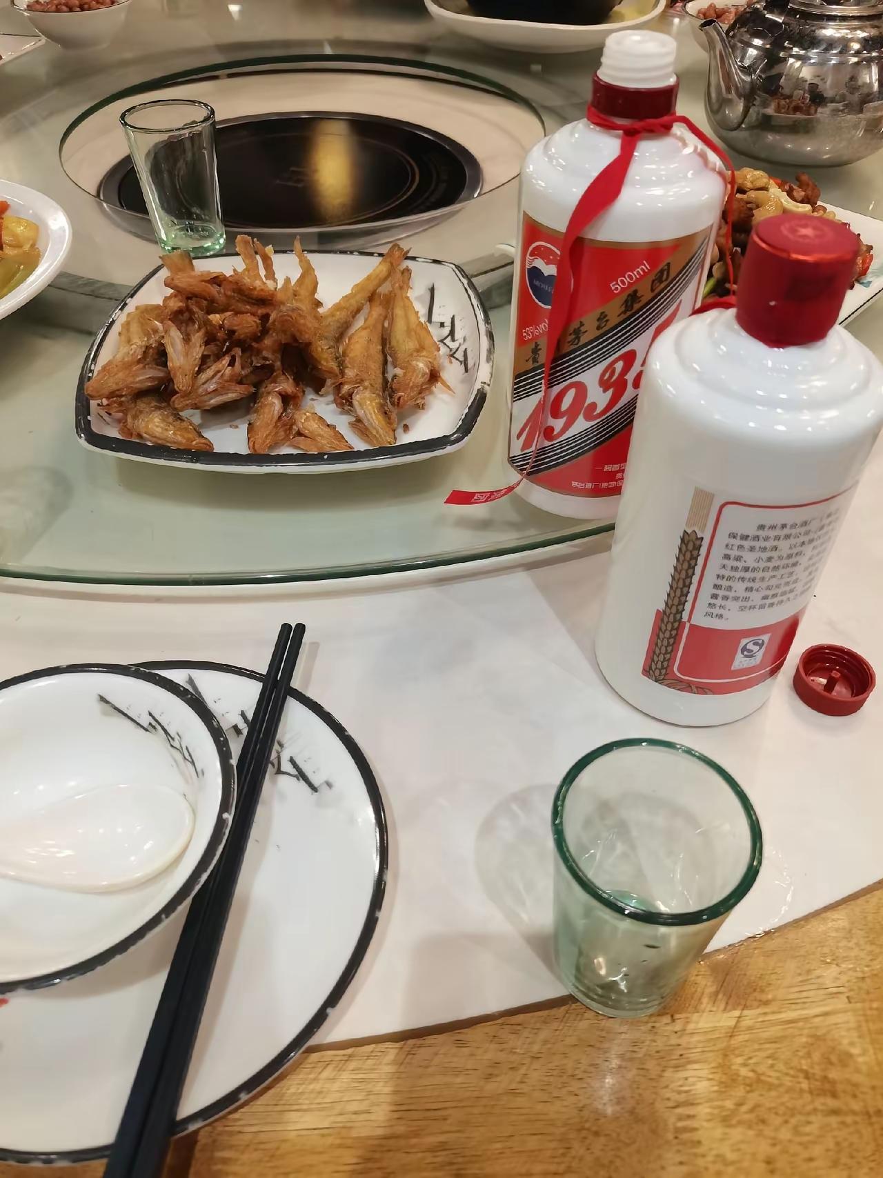 网友:
站起来了！老板带我来吃饭了，茅子都给喝上了，日后在公司可以挺起腰杆了吧？