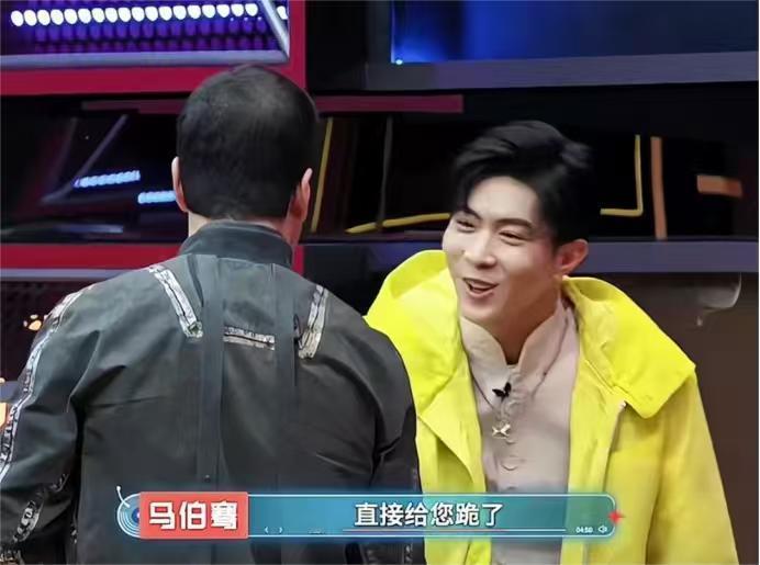 马伯骞：“我叫小马。”

杨坤：“马什么？”

马伯骞：“马伯骞。”

杨坤：“