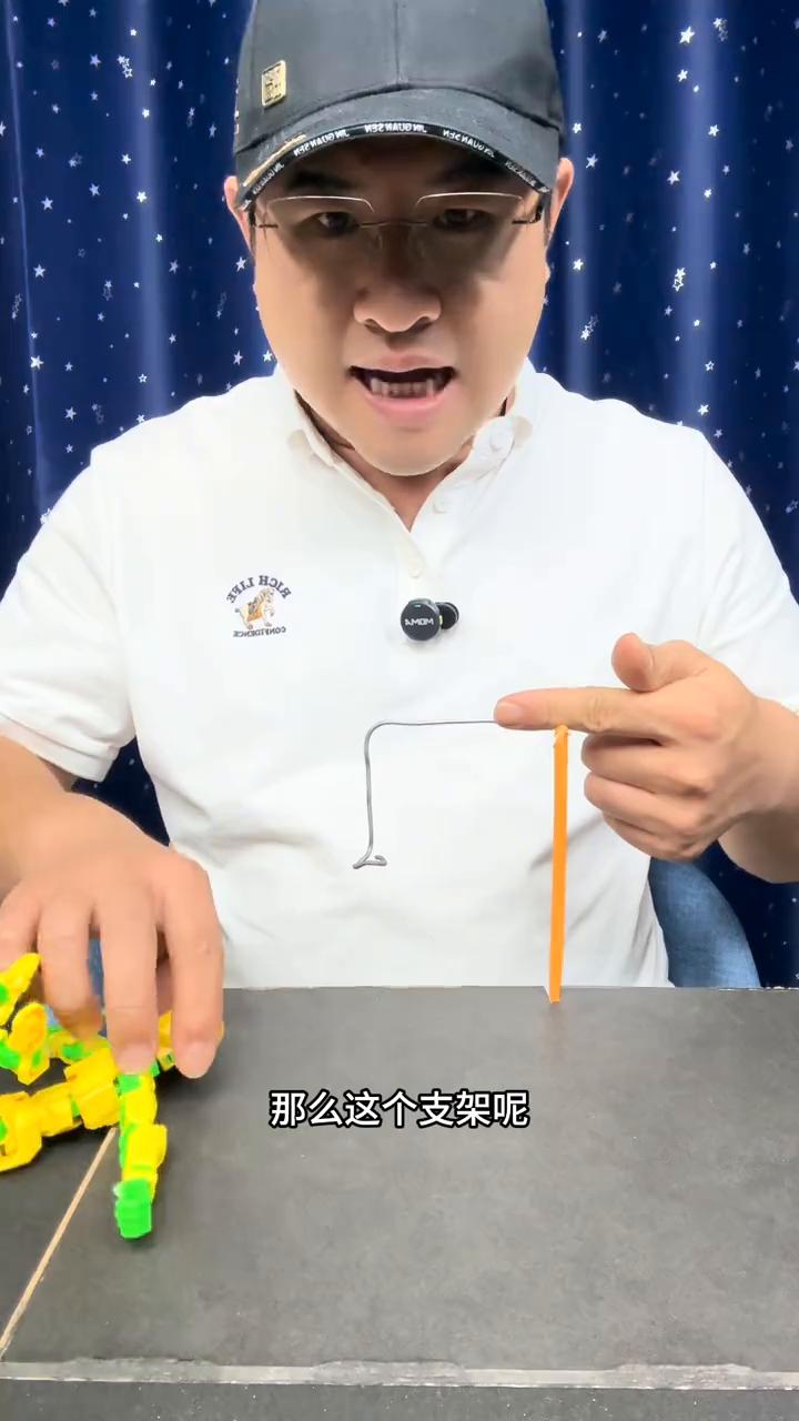 人体漂浮术。
大家好，视频中一个人拄着一个棍子凭空漂浮起来是如何做到的？非常的简