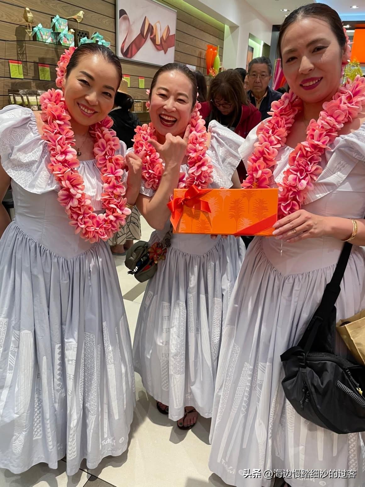 ✨ 笑颜藏温柔，礼盒载心意
以精致包装，承载满满欢喜
笑容是最好的名片，礼盒是心