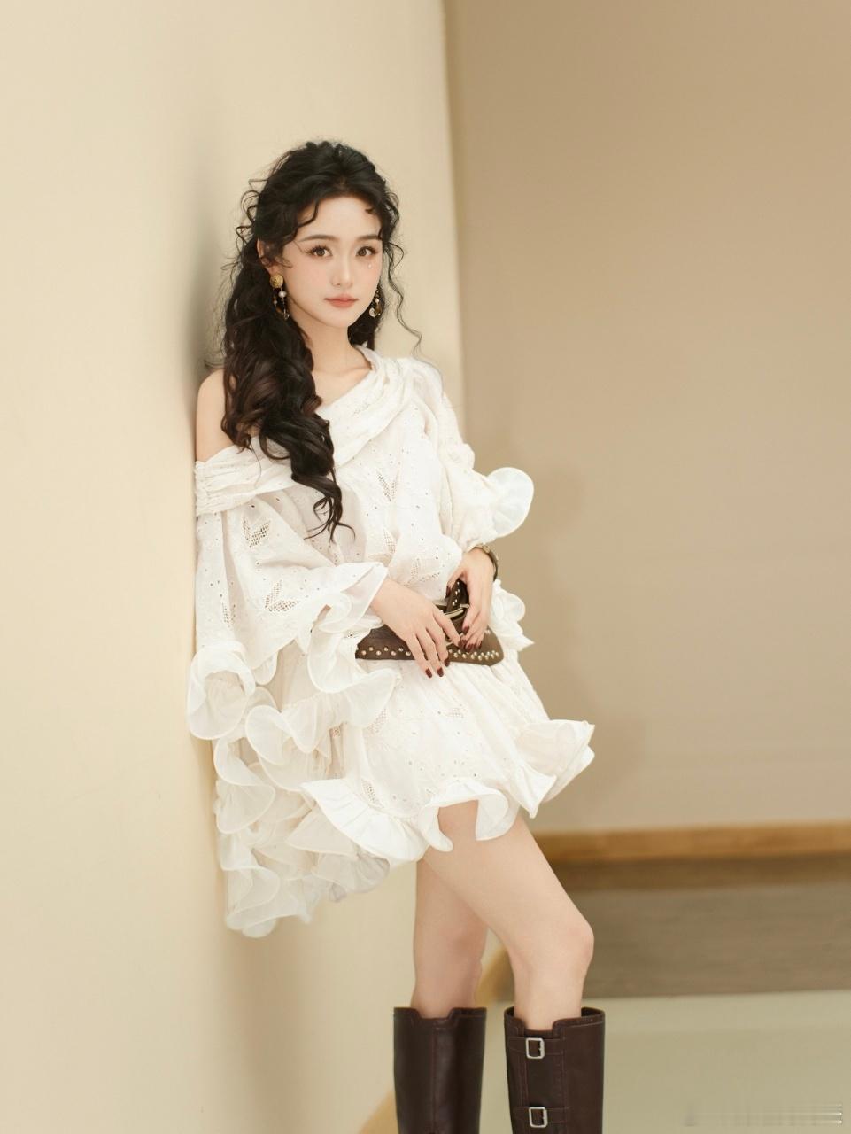 何泓姗音乐节粤语好上头何泓姗音乐节选曲审美在线何泓姗首次音乐节舞台超惊喜，粤语歌