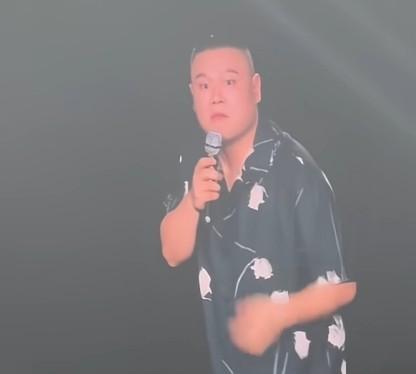 谭晶去看岳云鹏的演唱会，惨遭“驱逐”，岳云鹏调侃她：“谭晶姐，你能先走吗？一位歌