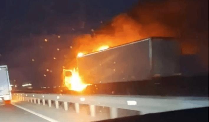 6月11日深夜，克里米亚北部突发惨烈空袭，俄军一支大型后勤车队，遭遇乌军无人机精