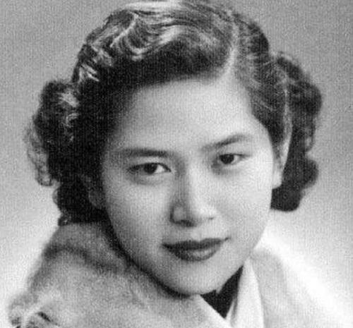 1925年，24岁的青楼女子张素贞正在接客。然而，当她开始宽衣解带时，一把枪却抵