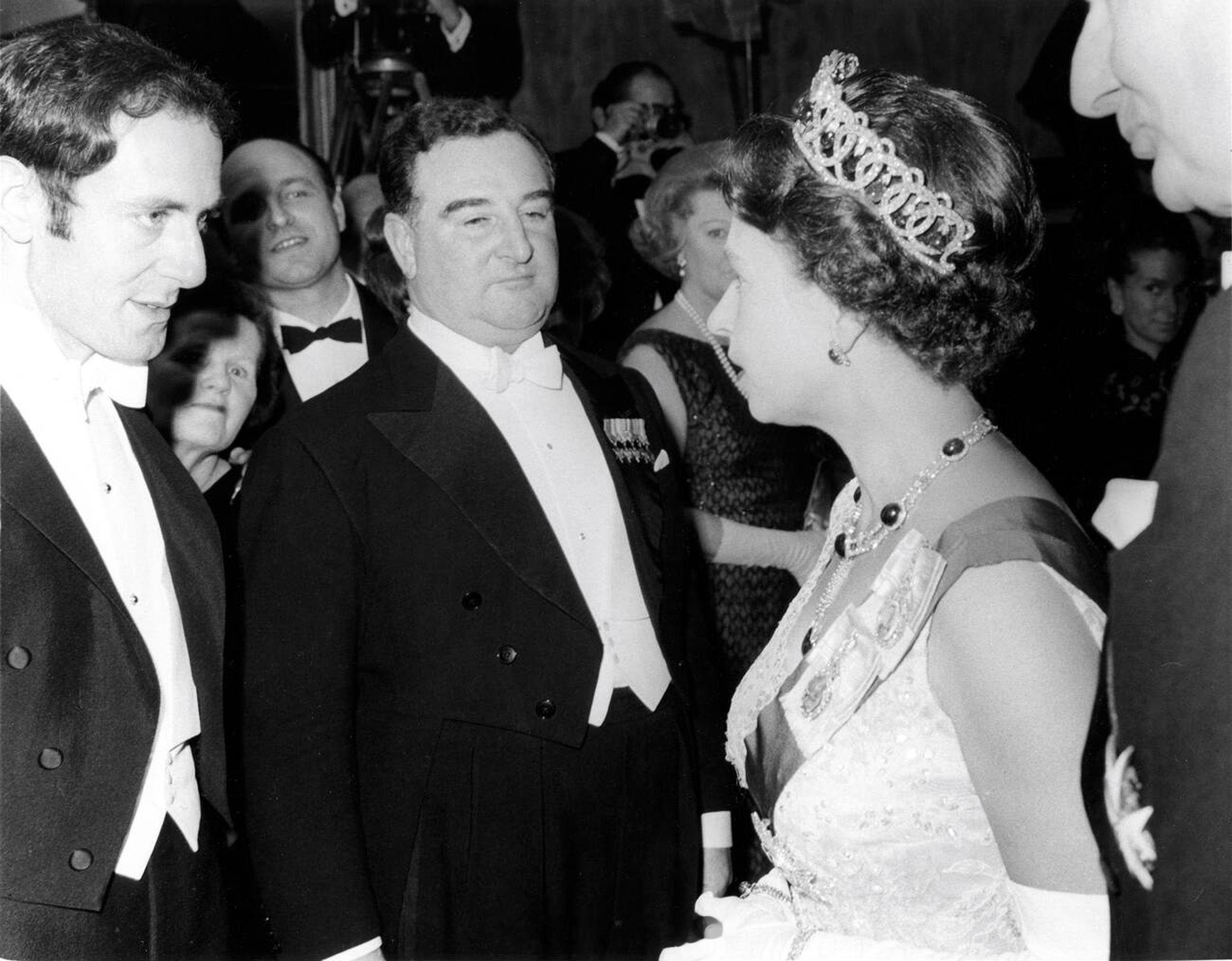 英国王室  1966年3月14日，伊丽莎白二世女王和肯特公爵夫妇在伦敦莱斯特广场