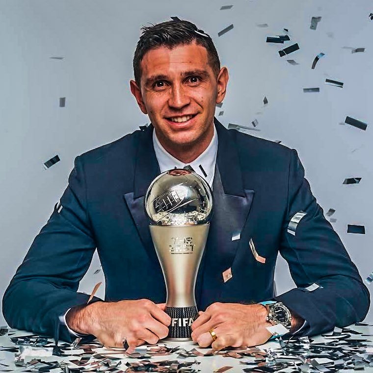埃米利亚诺·马丁内斯被评为最佳 FIFA 守门员！ 🧤他在 2022 年赢得了