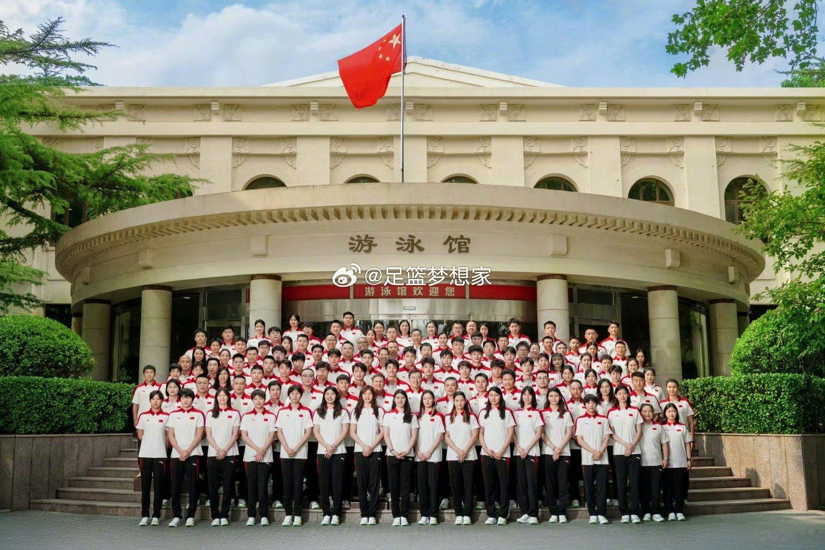 中国游泳队出征世锦赛全家福中国游泳队启程前往新加坡参加世界泳联世锦赛。游泳项目比