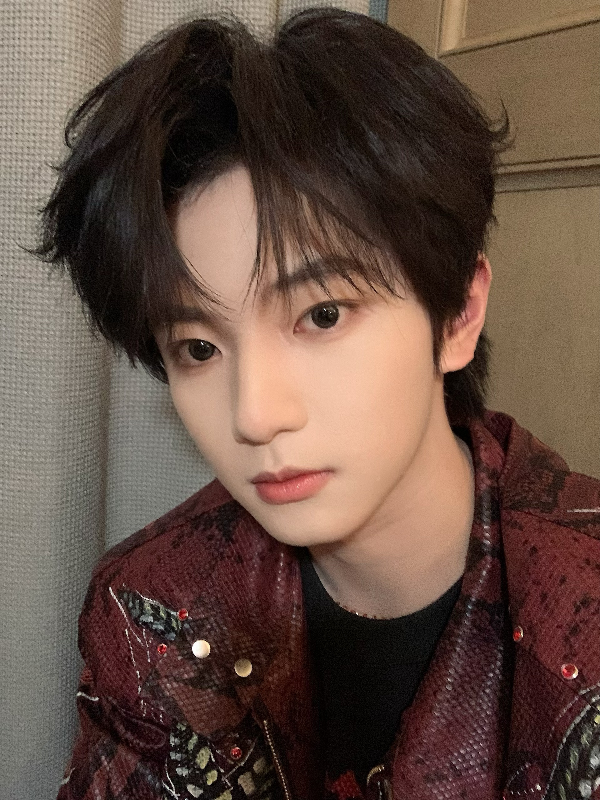 穆祉丞怼脸live图 穆祉丞怼脸live图谁能顶得住啊骨相优越到发光，下颌线好清