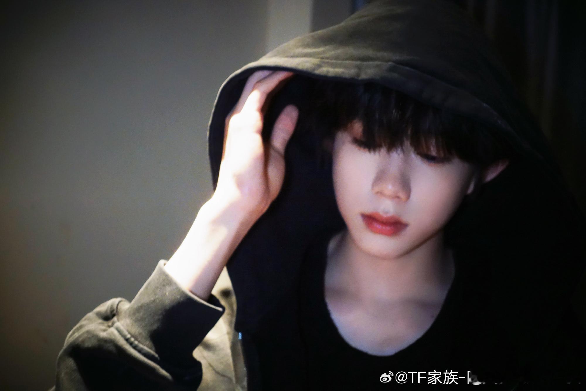 陈奕恒飞机上的自拍陈奕恒 真的很宠粉耶，虽然最近没有太多时间拍新的图，但还是想办