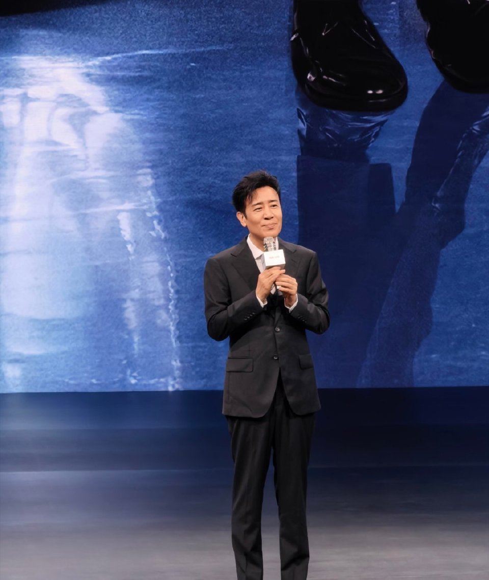 于和伟现身问界M9发布会发布会现场气场很足，老车主的分享比任何宣传都有说服力。也