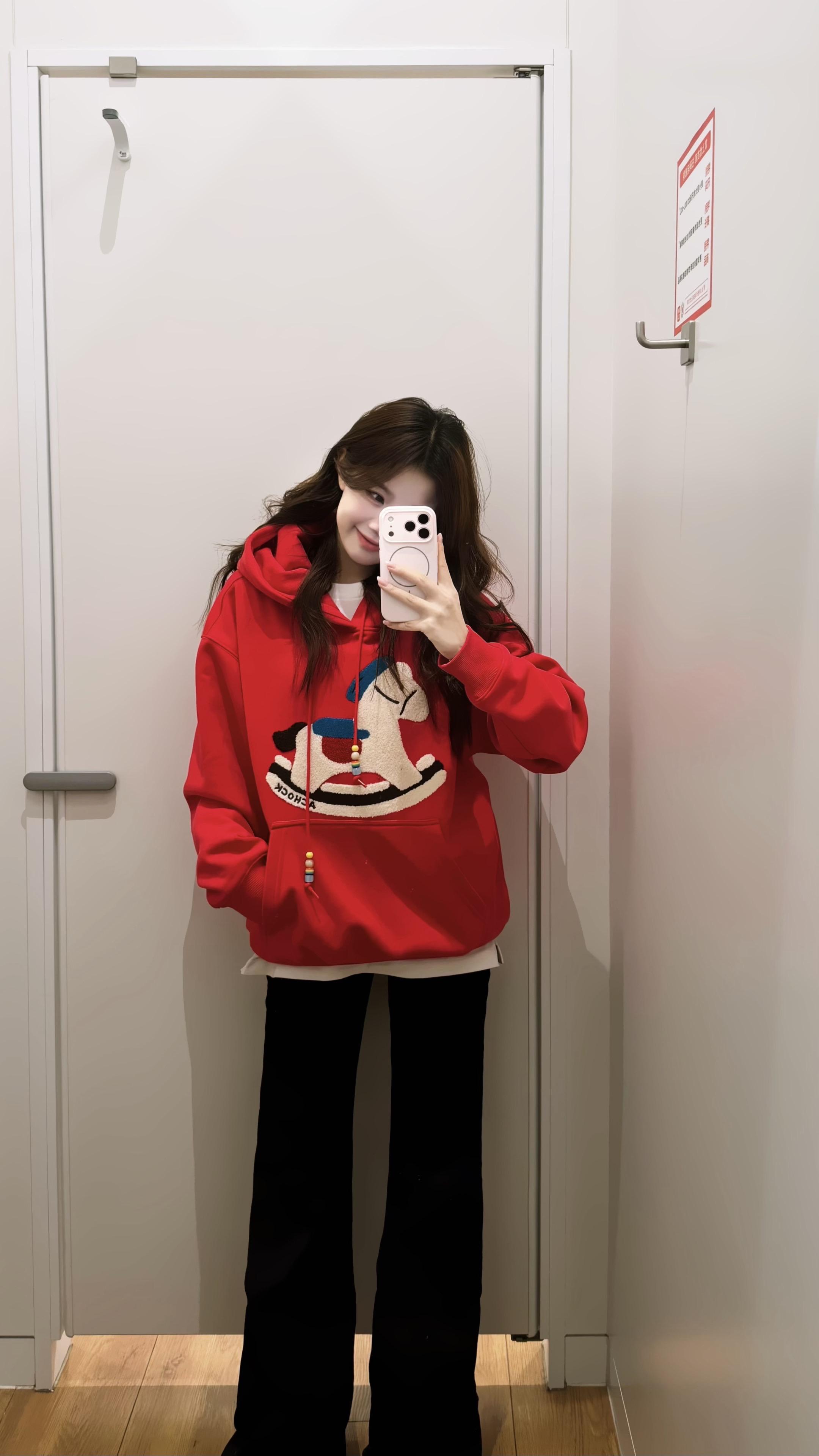 爱像戴着枷锁起舞 我问你是否沉重 你却眼里亮着光说这是我从未有过的自由