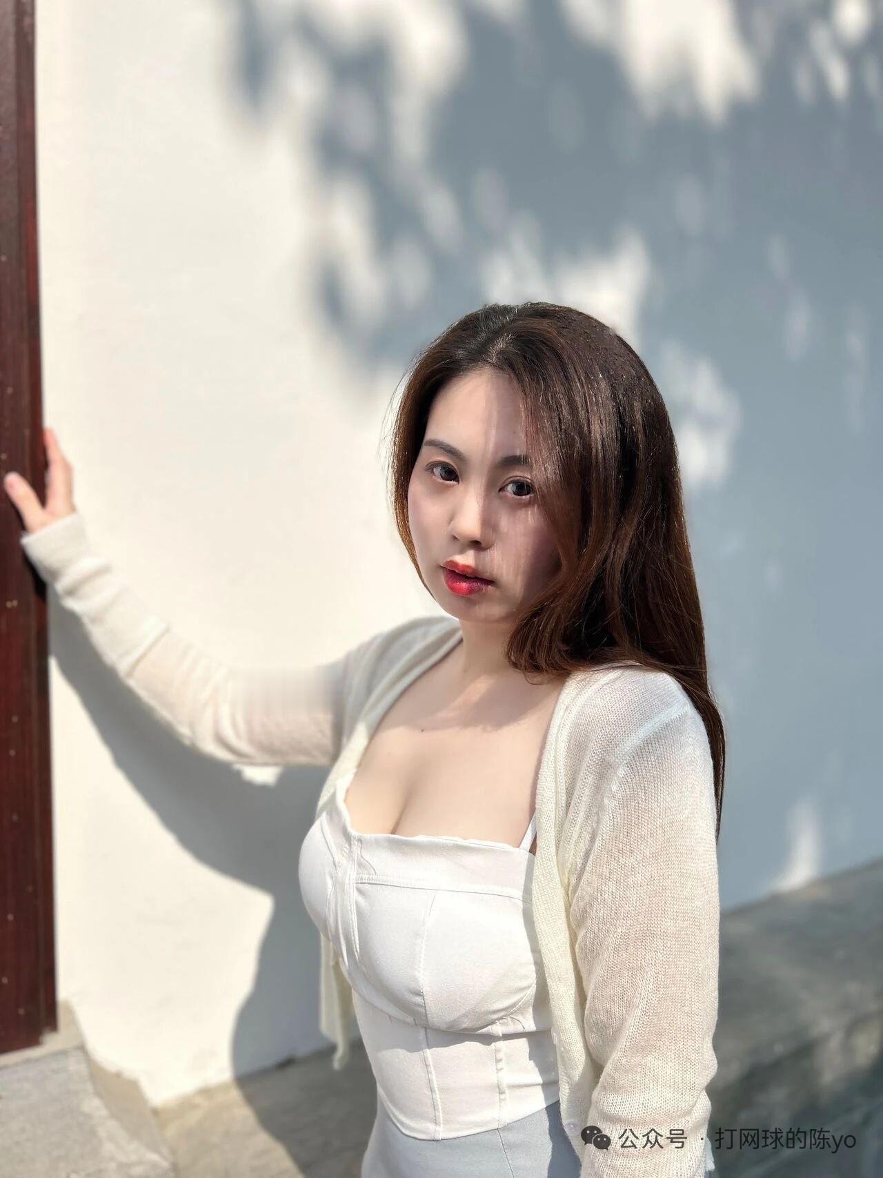这位小姐姐靠墙摆姿势。