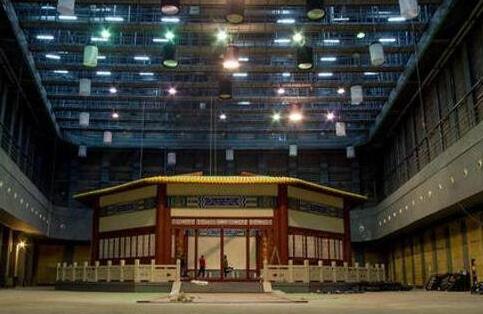 横店迎来了三十年以来最惨烈的一次断臂求生。

130多个摄影棚全免场地费，实景全