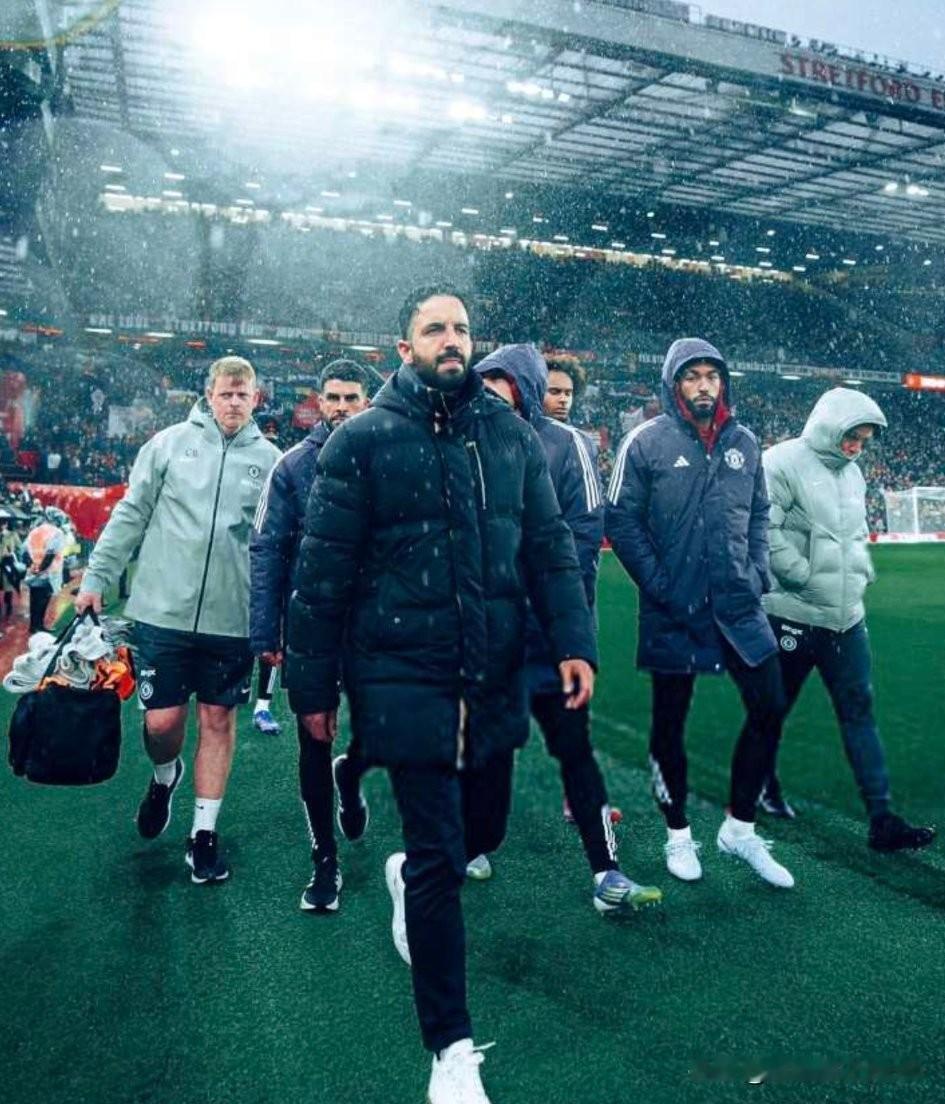 阿莫林祝你前程似锦，我没办法在现场表达对于他的敬佩与感谢。曼联主教练从来不是一个