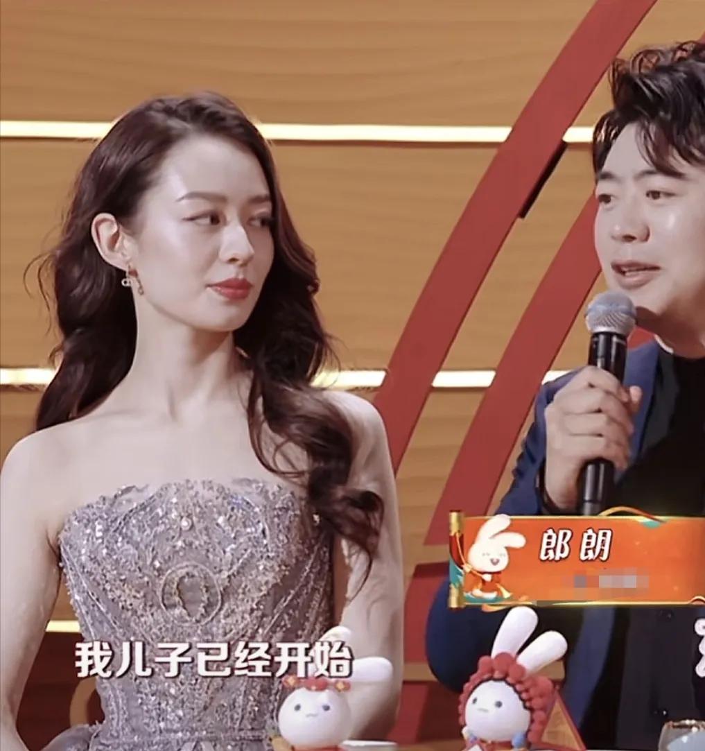 倪萍：“你差不多两岁多开始学钢琴的吧，儿子现在是不是也要上马了”
郎朗：“我儿子